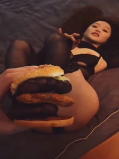 巨乳淫妻恋足狂魔，非要美腿夹汉堡给我吃